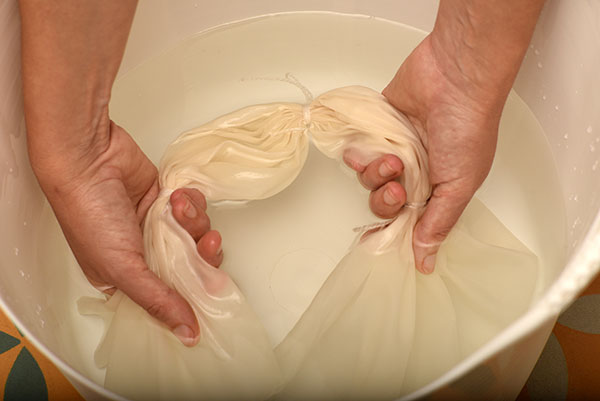 Passo 1 do tingimento com casca de cebola - molhando o tecido