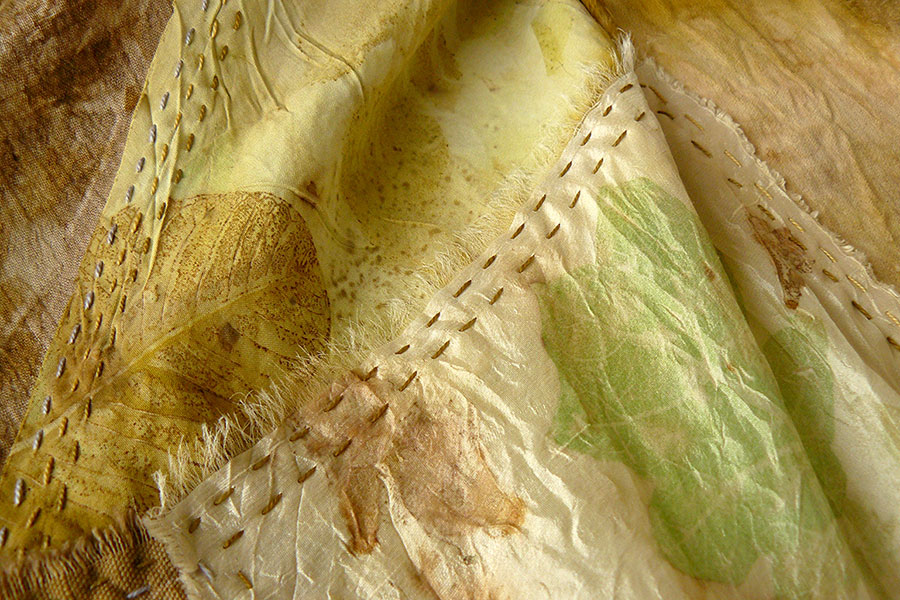 Detalhe do painel Impressões do Rio Verde - Inverno, arte têxtil de Fernanda Mascarenhas em tons de verde e marrom, costurado a mão