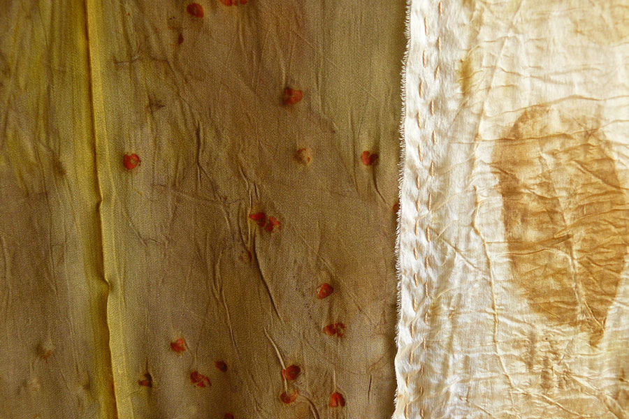 Detalhe da folha da árvore do mangue e do urucum impressos em tecido na obra de arte têxtil Mangue de Fernanda Mascarenhas