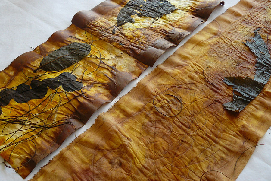 Detalhe do processo de impressão botânica feito com folhas do mangue para a obra de arte têxtil Mangue de Fernanda Mascarenhas