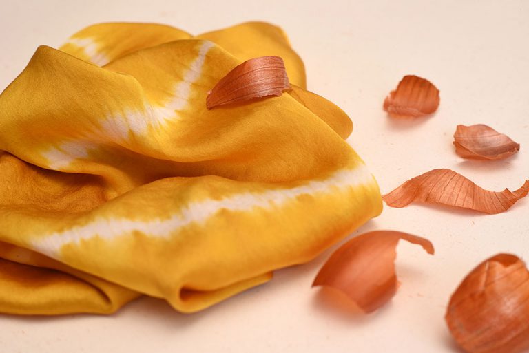 Lenço de seda amarelo tingido com casca de cebola