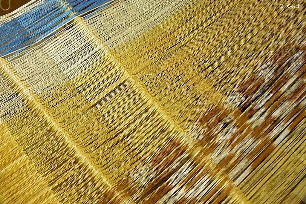 Detalhe do urdume de tecido do quimono no tear - escola ArsShimura, Kyoto, Japão