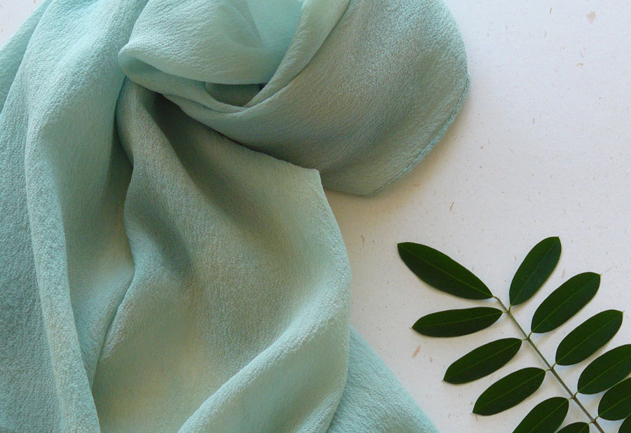 echarpe de seda tingimento natural azul planta tintoria indigo