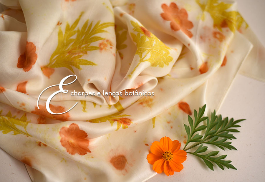 lenço de seda impressão botânica com flor de cosmos tingimento natural