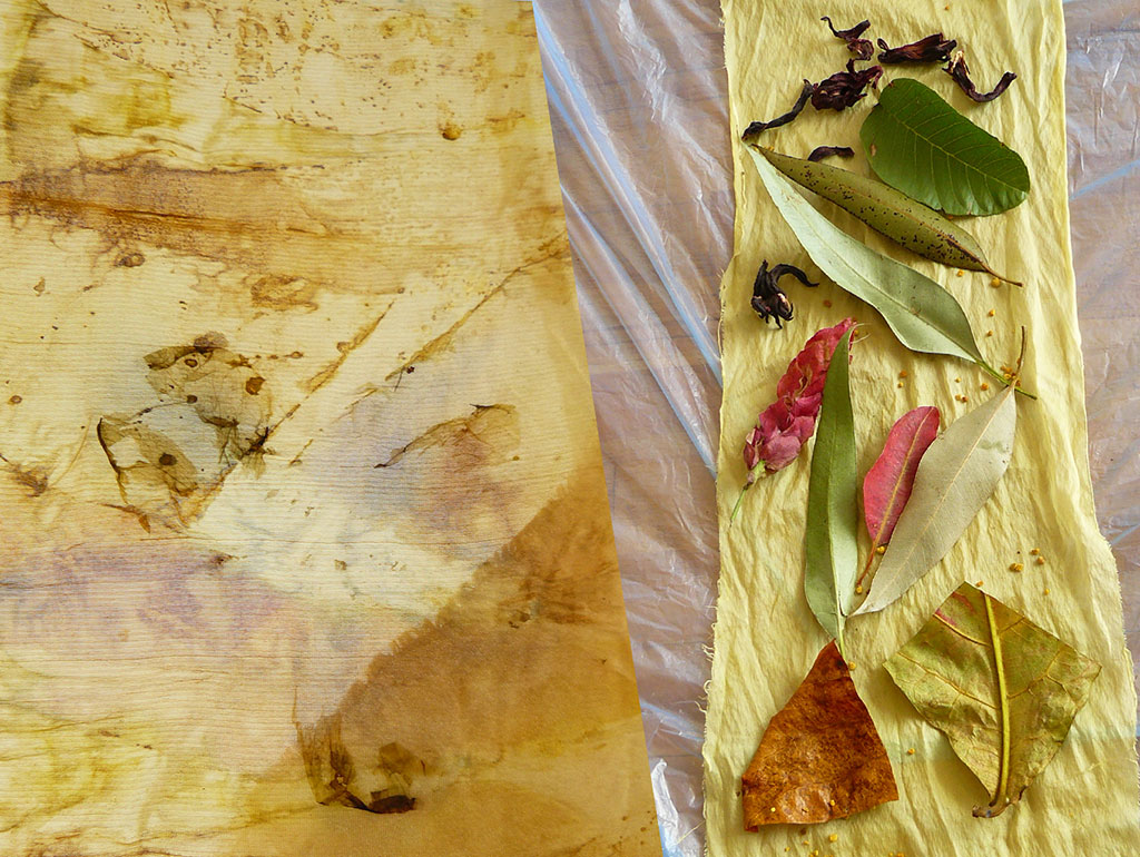 Resultado da impressão botânica em seda feita com eucalipto, chapéu-de-sol e camarão