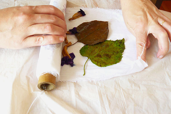 Passo 2 - Enrolando tecidos com folhas para a impressão botânica
