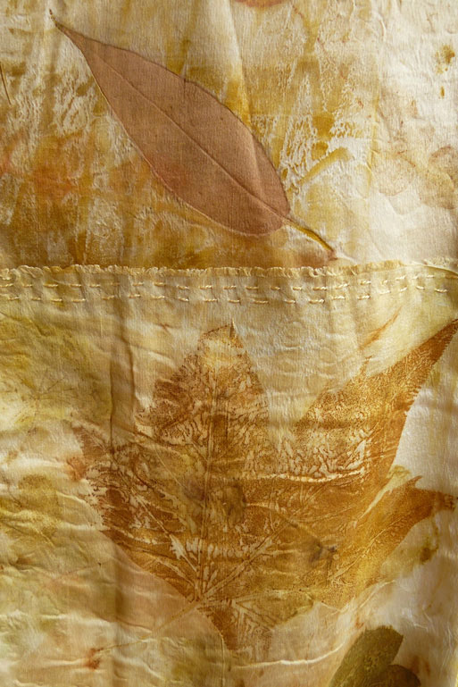 Detalhe da obra de arte têxtil Hagoromo mostrando impressão botânica da folha do eucalipto e do plátano