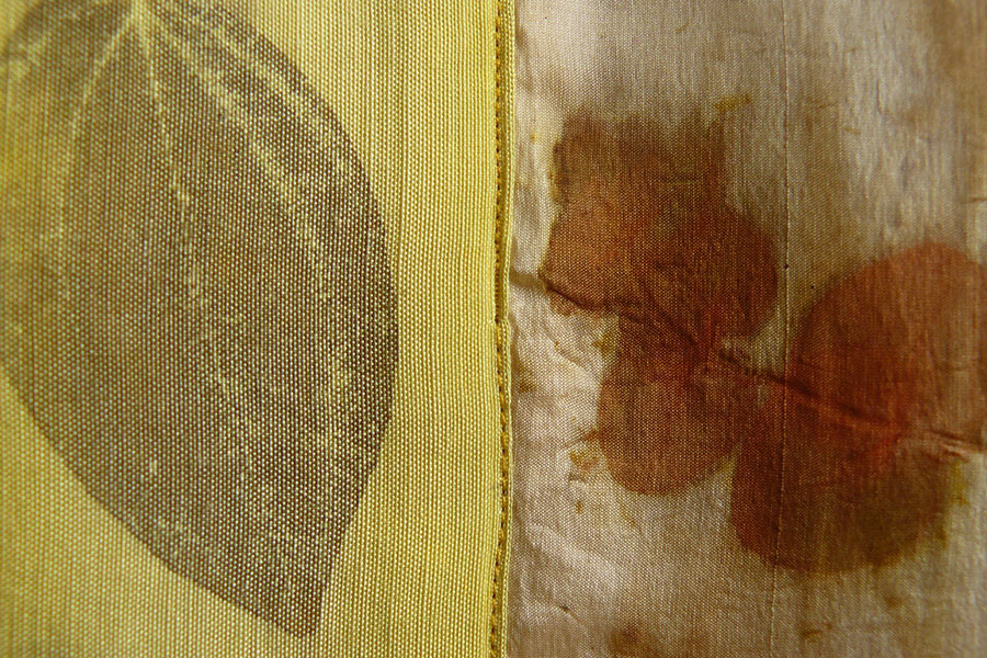 Detalhe da obra de arte têxtil Hagoromo mostrando impressão botânica da folha do eucalipto e da pixuruca