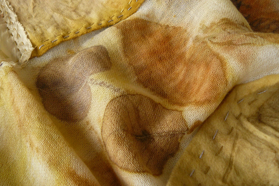 Detalhe do painel Inverno da obra de arte têxtil Impressões dp Rio Verde de Fernanda Mascarenhas