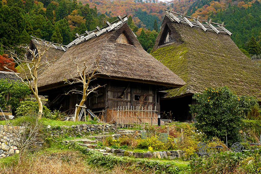 Casas com telhado de palha em Miyama, vilarejo de Kyoto, Japão