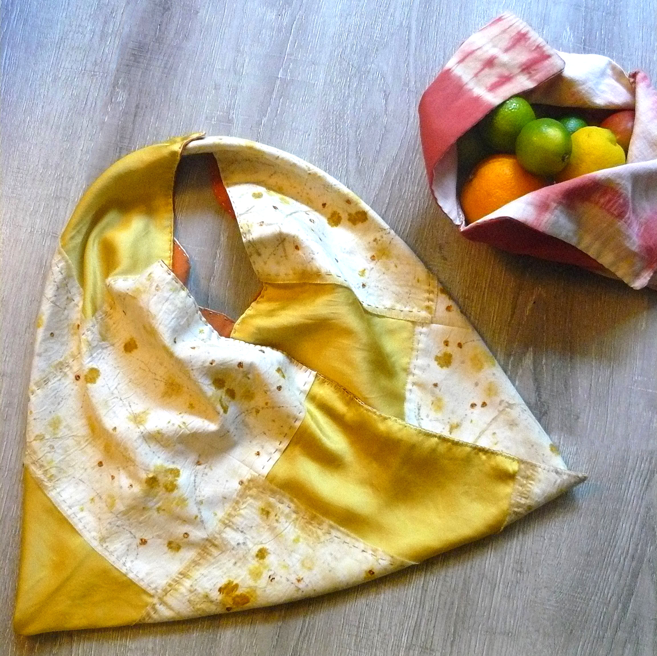 Desenrolando o tecido da impressão botânica para revelar a cor da flor do flamboyant