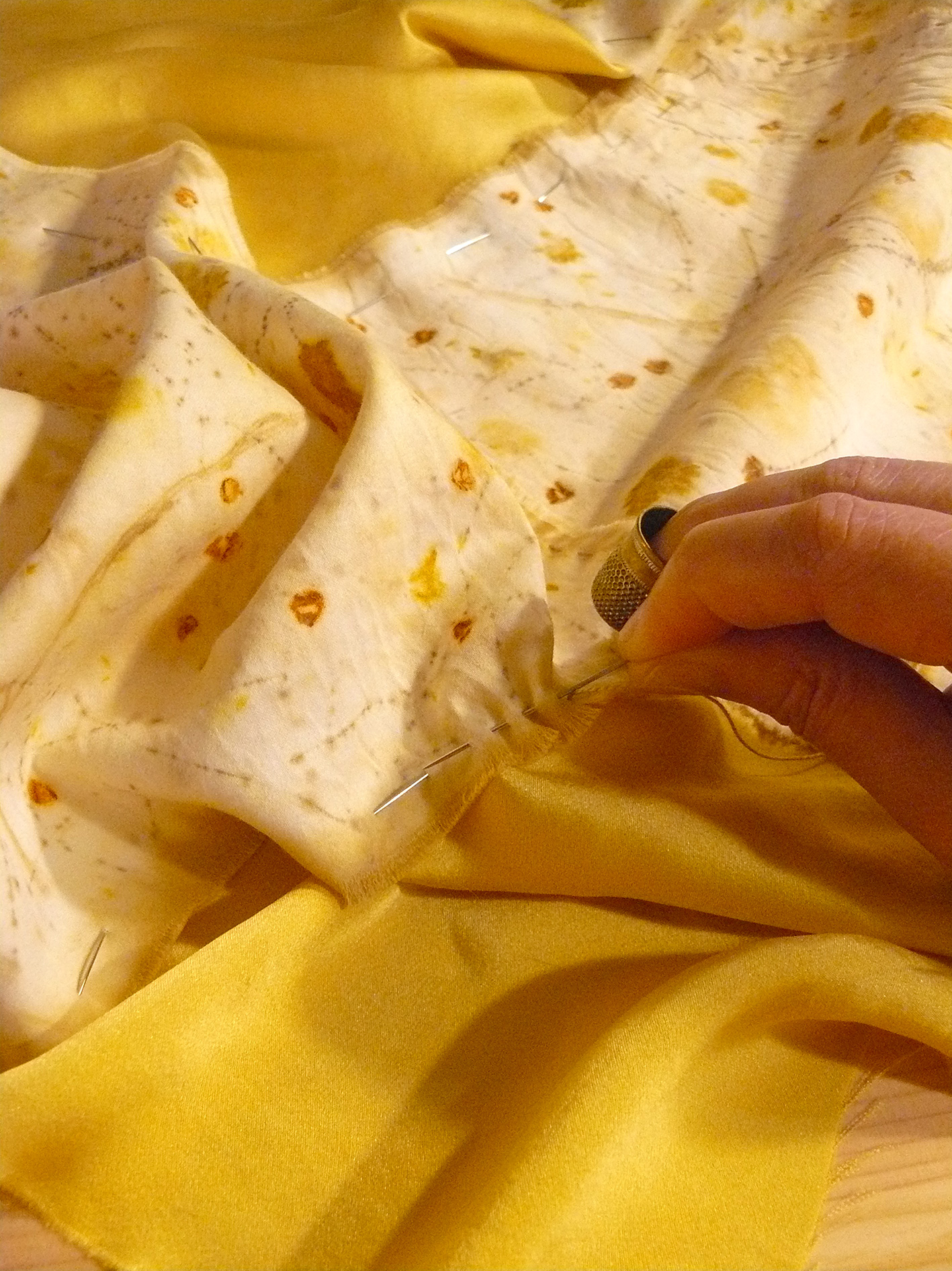 Passo 4 - Retirando as plantas com o tecido já tingido em tons de rosa e amrelo pela impressão botânica