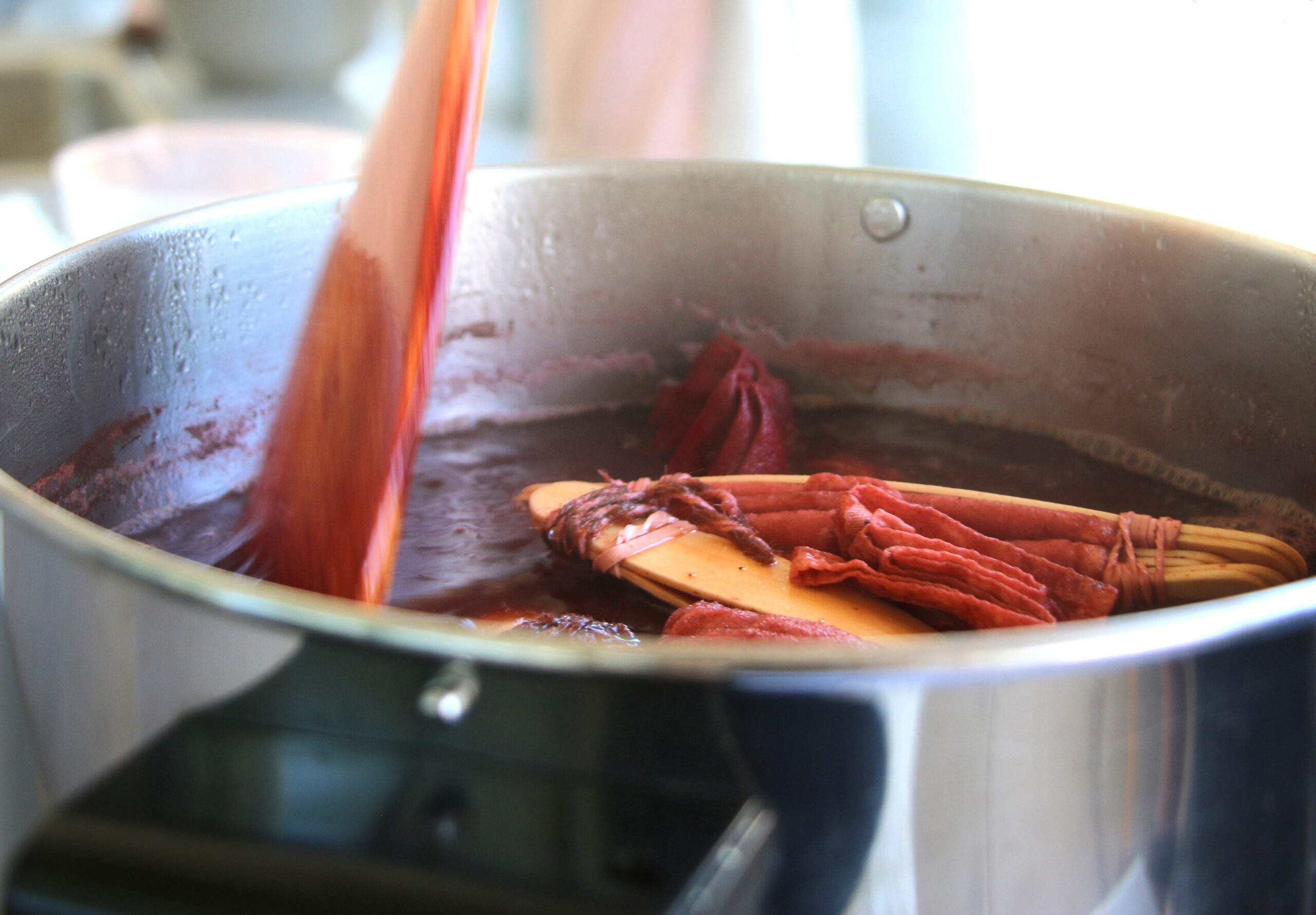 Passo 2 - Enrolando tecidos com folhas para a impressão botânica